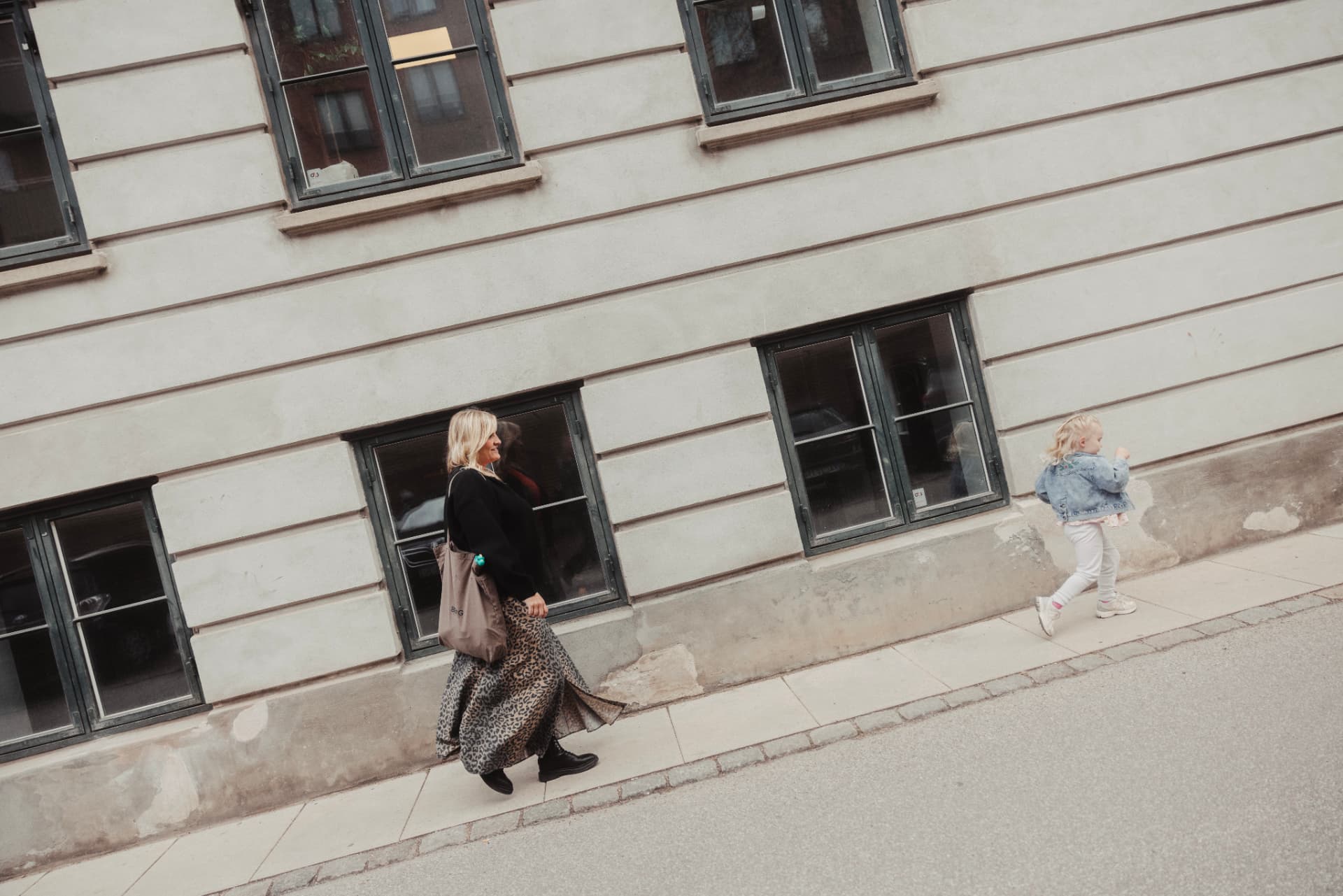 Malin og hendes datter på en gade i København